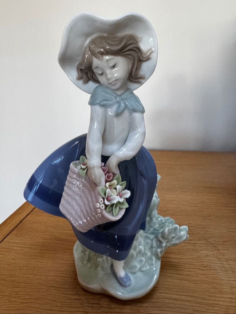 Lladro Pretty Pickings Figurine