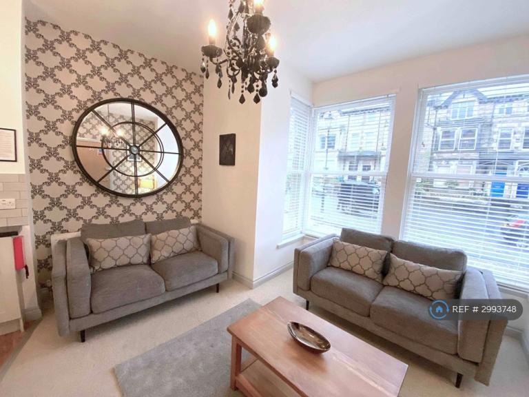 1 bedroom flat in Valley Drive, Harrogate, HG2 (1 bed) (#2993748)