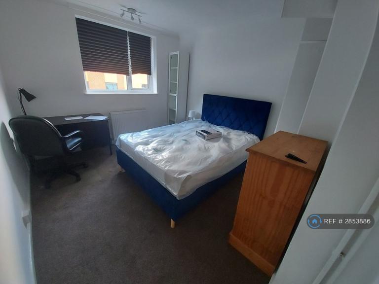 3 bedroom flat in Earlham West Centre, Norwich, NR5 (3 bed) (#2853886)