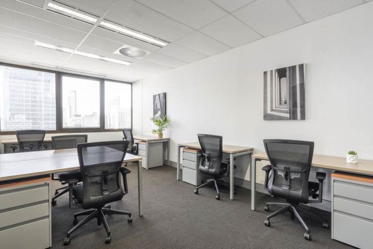 Rochdale - OL16 5RS \ Fully Furnished Office with 5 Desks