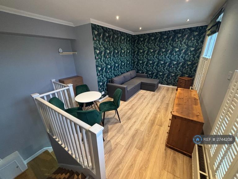 2 bedroom flat in Killyon Terrace, London, SW8 (2 bed) (#2744208)