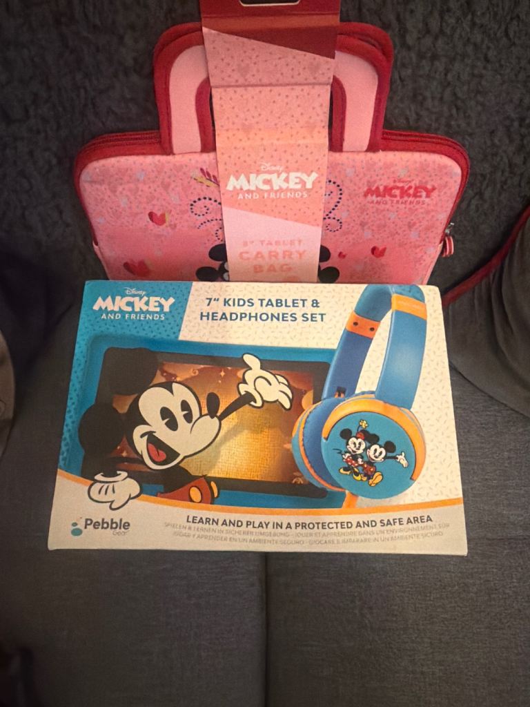 NEW Mickey and Friends 7" Kids Tablet & Headphones Set with Carry Bag