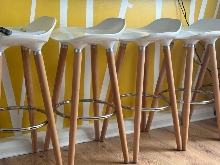 Set of 4 White and Wood Bar Stools – Good Condition