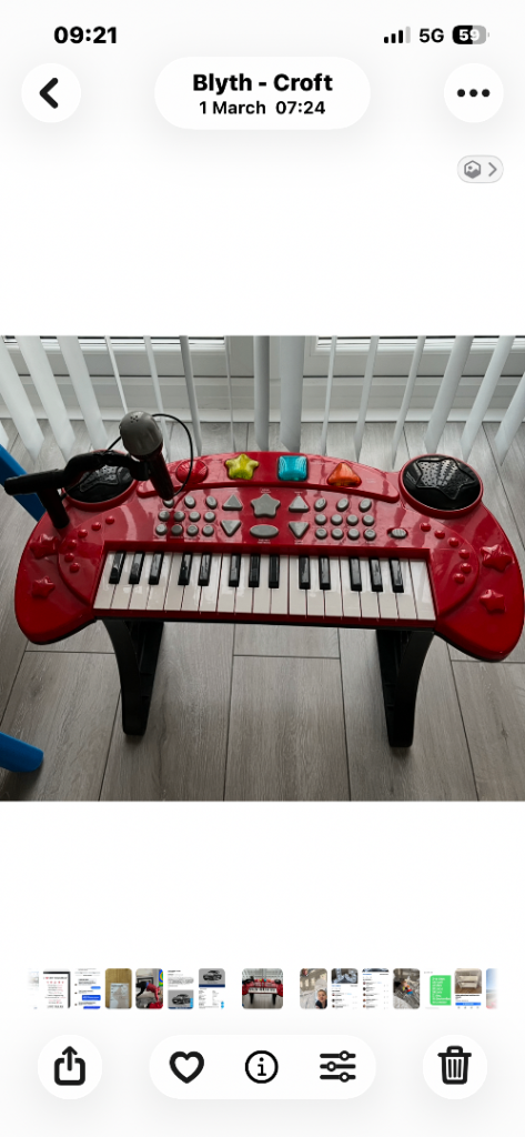 Kids Electronic Keyboard with Microphone – Red, Good Condition