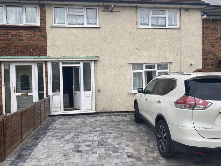 Large Single Room (Semi double) Available in 3 Bed House 