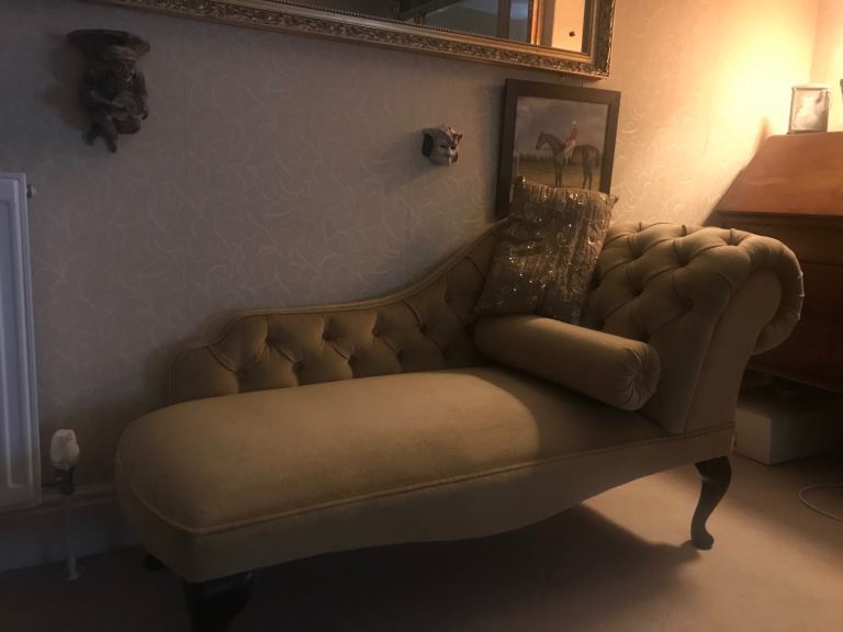 Chaise longue antique style buttoned velour 