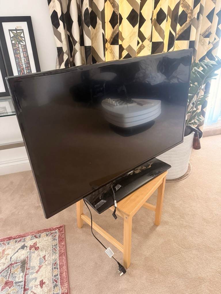 Samsung 42 inch Full HD LED TV UE42F5000AK with Stand