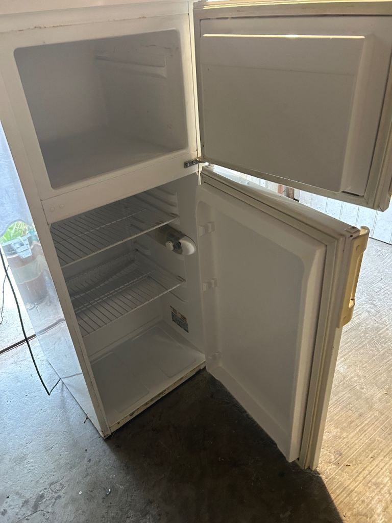 Whirlpool Freestanding Fridge Freezer - White, Good Condition