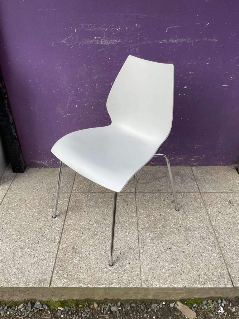 Kartell MAUI light grey stacking chair (9303)
