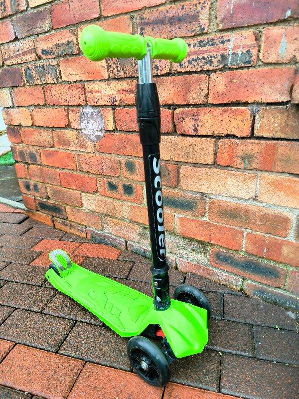 Kids Scooter Big Wheels Foldable Scooter with Flashing LED Lights, 3 Levels Height Adjustable