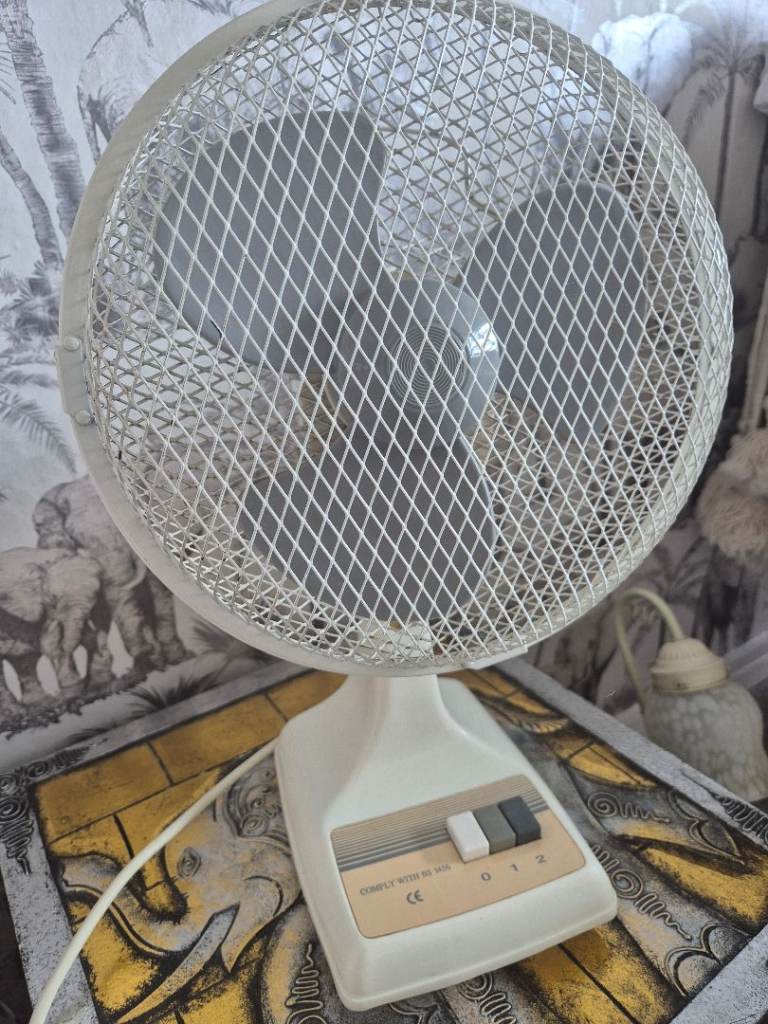 Vintage desk top fan with 2 settings 