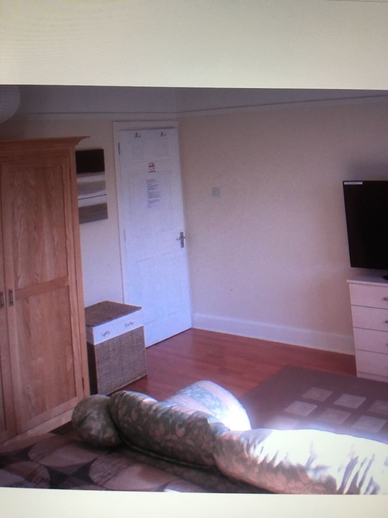 BS9 Area,Huge double room in house share(including all utility bills)