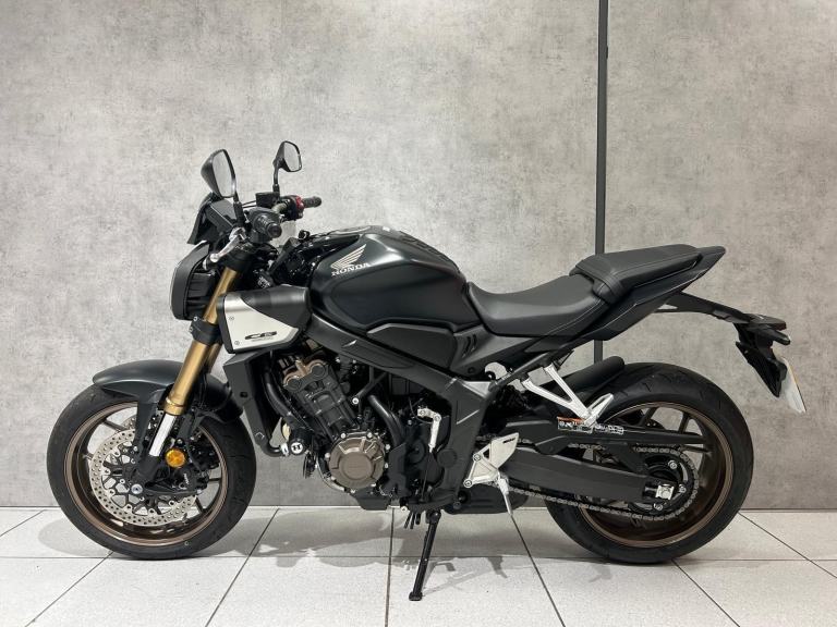 2025 Honda CB650R E-Clutch - ONLY 882 MILES! - STUNNING!