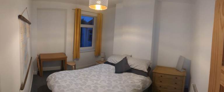Spacious Double Room Available for Short to Medium