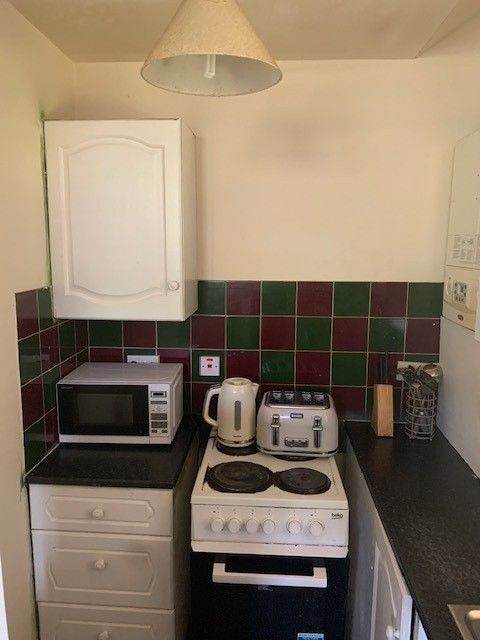 1 bedroom part furnished flat - Boothtown - £400 PCM
