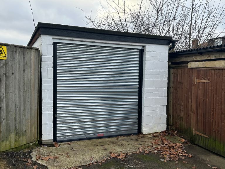 Double Garage to rent: Cramptons Rd, Sevenoaks. TN14 5EG