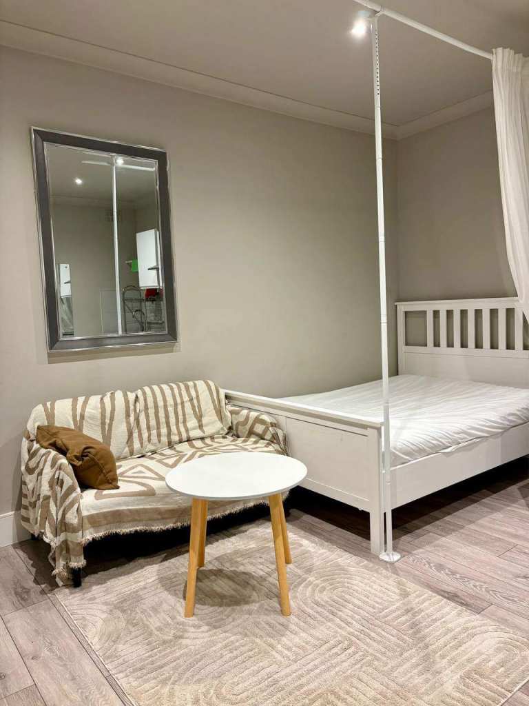 Studio flat (bill + council tax incl)