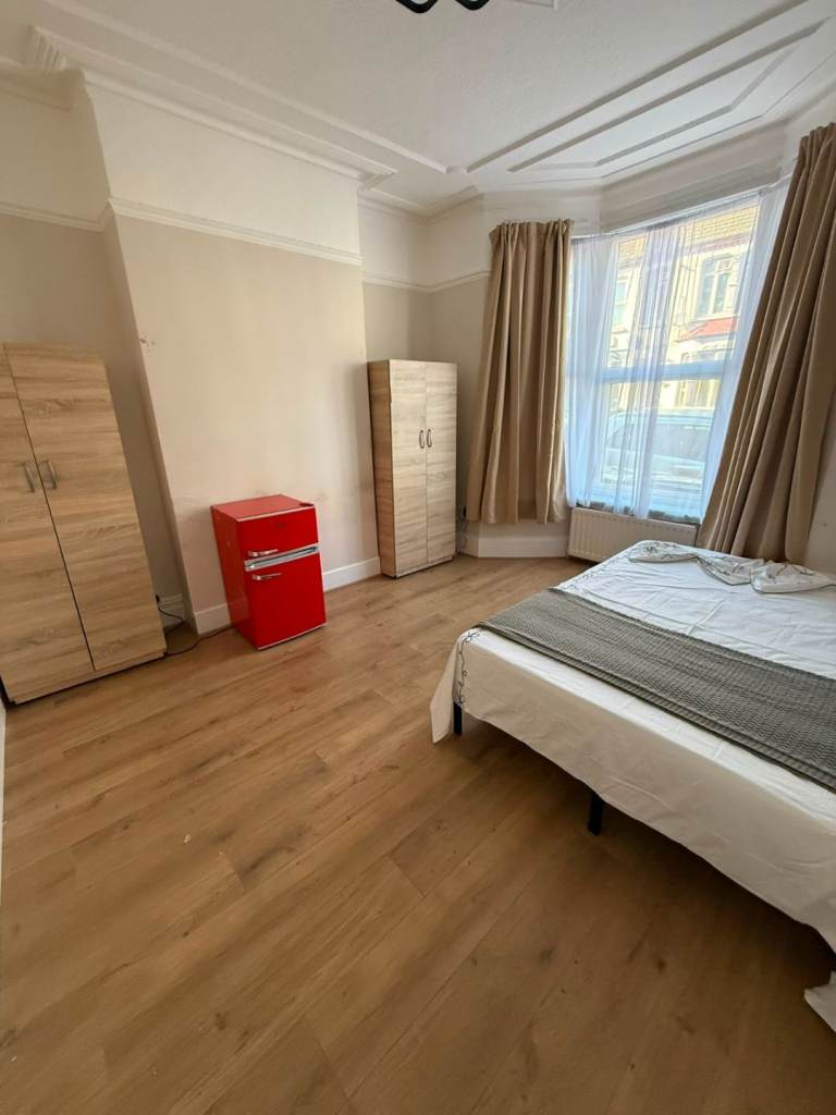 🍁 No Deposit – Spacious Double Room for Rent – Bruce Grove📍