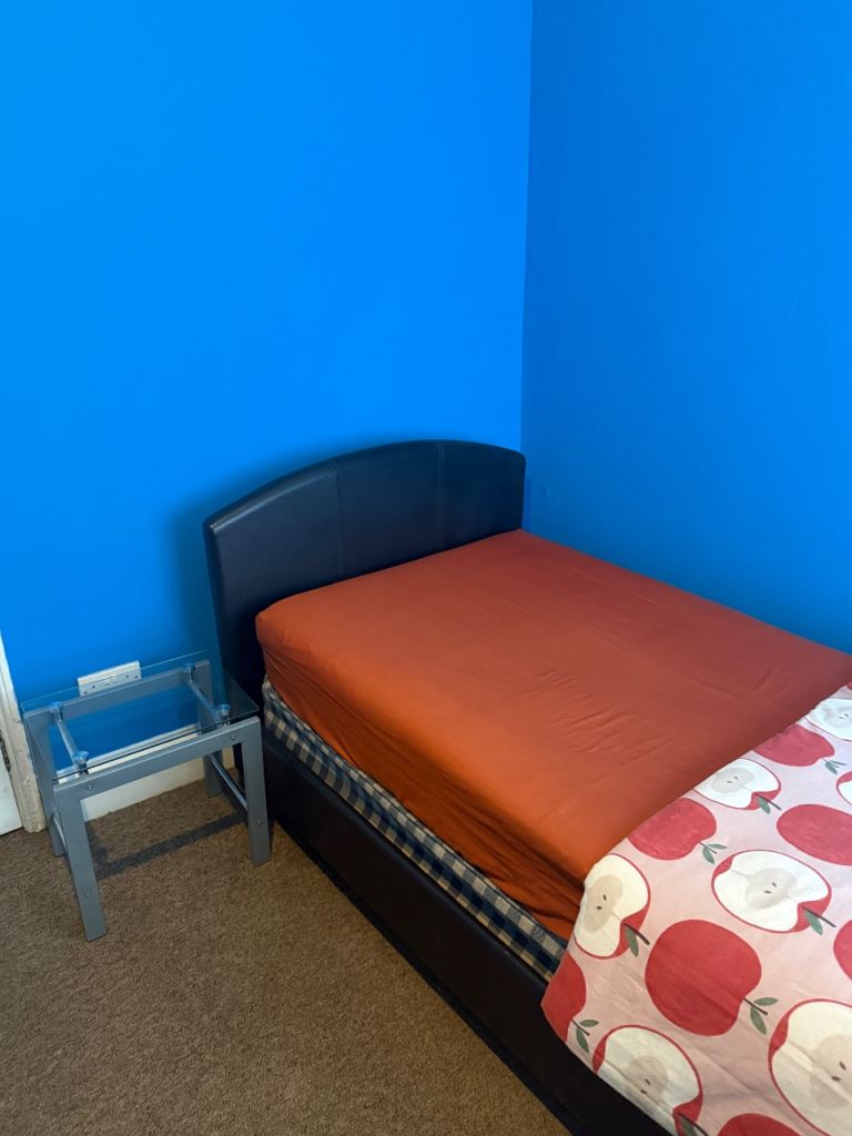 Single bedroom to let 