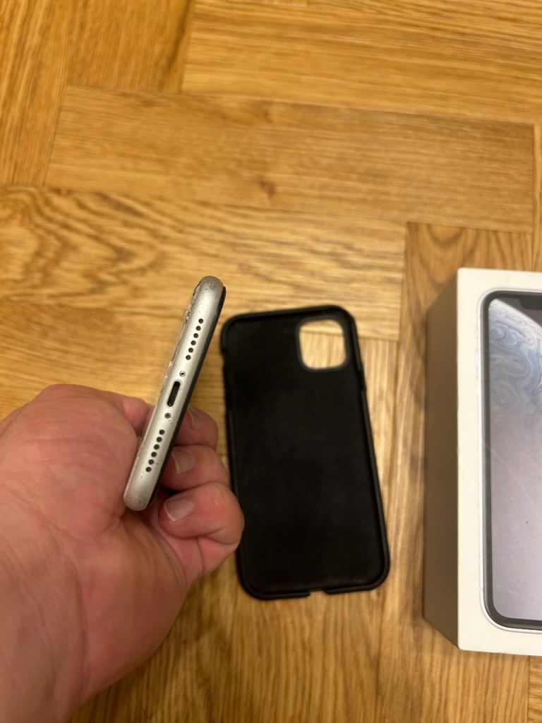 Apple iPhone xr boxed instructions white free case ear pod headphones 64gb phone 