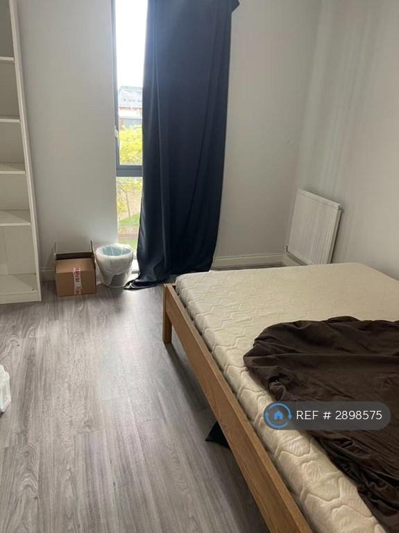 3 bedroom flat in Limesdale Gardens, Edgware, HA8 (3 bed) (#2898575)