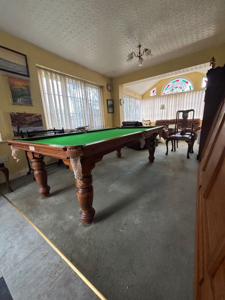 Snooker / pool table with cover
