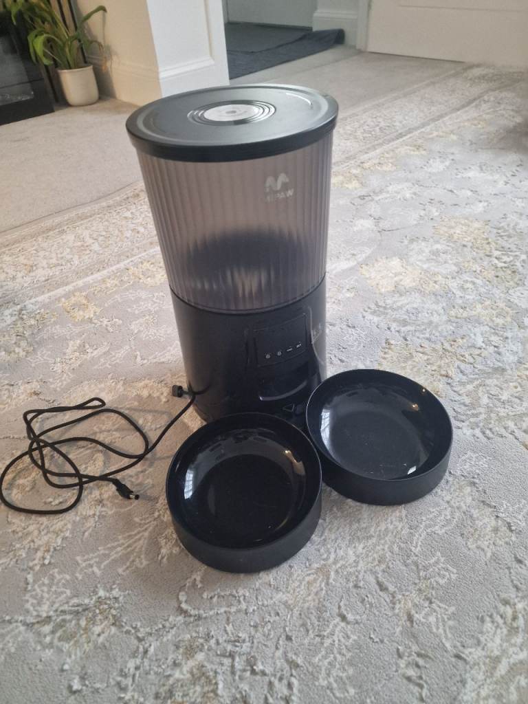 Automatic cat feeder 