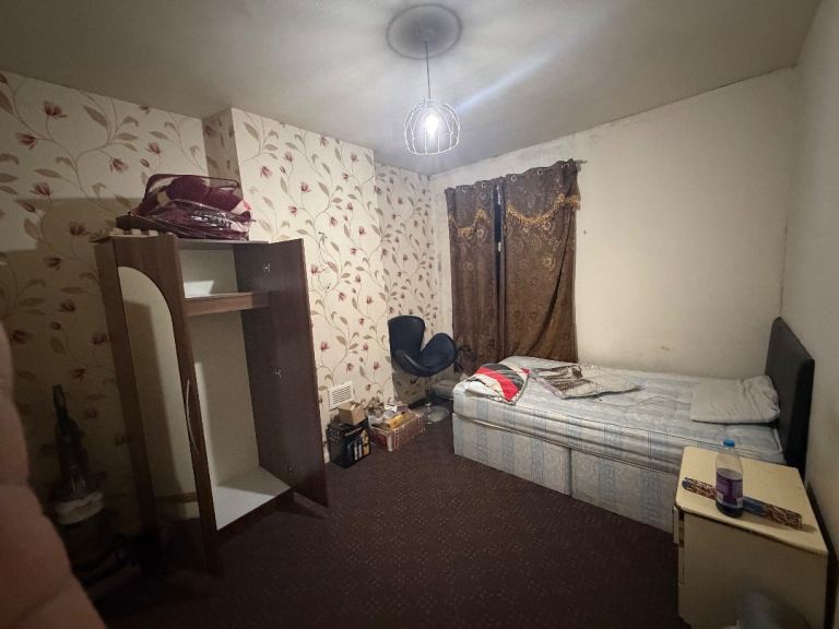 pravit room in shared house 