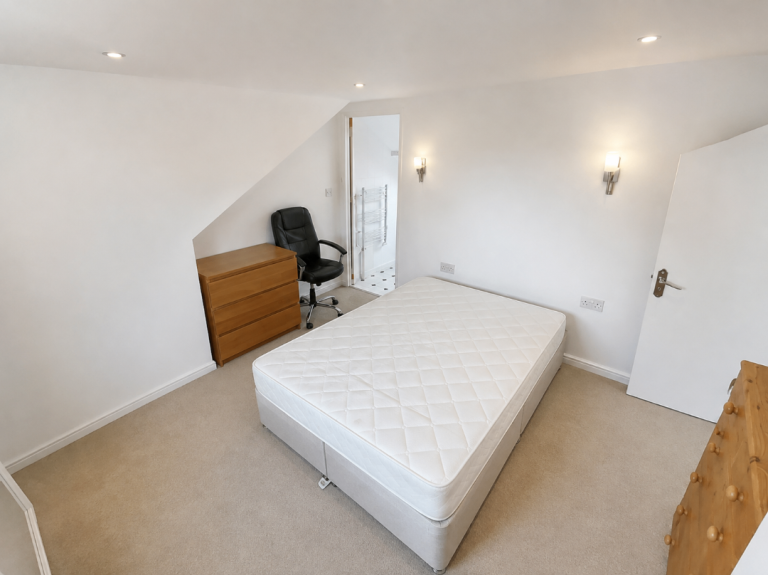 Double room ensuite furnished 