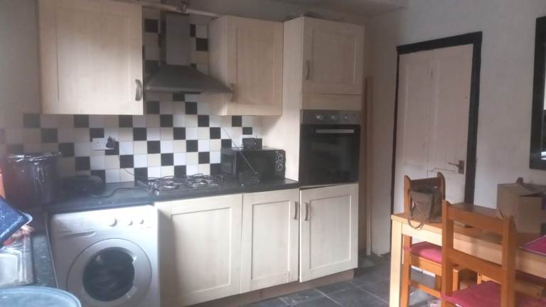 House suit group of 3 sharers