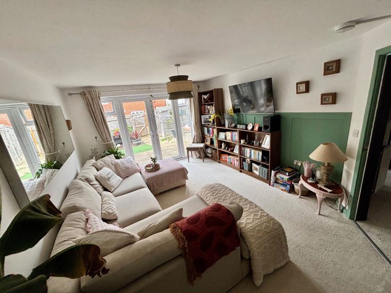 2 Bed House With Garden & Driveway