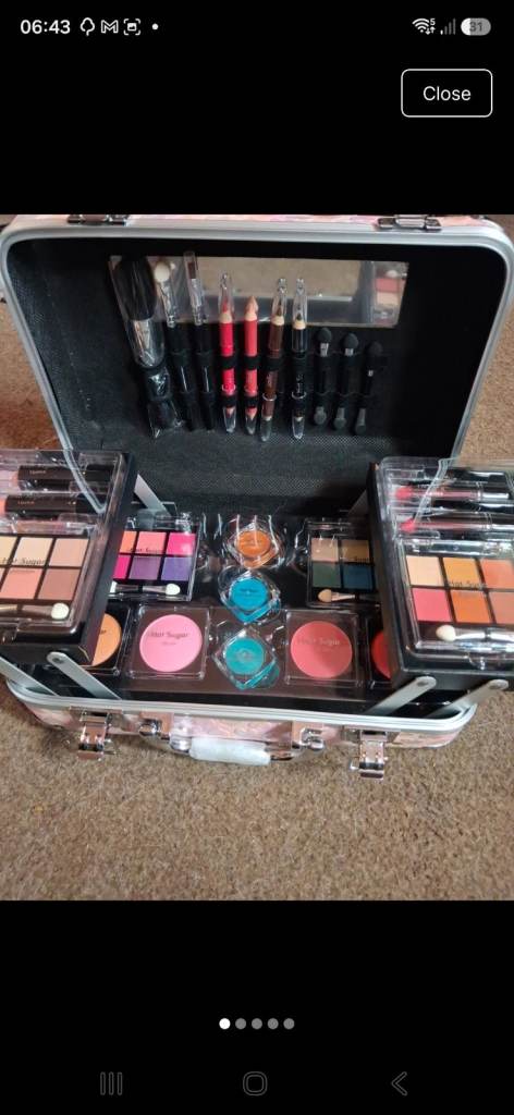 Large Make-up Case with Full Cosmetic Set – New