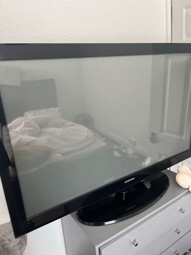 Samsung Flat Screen TV – Good Condition, Black
