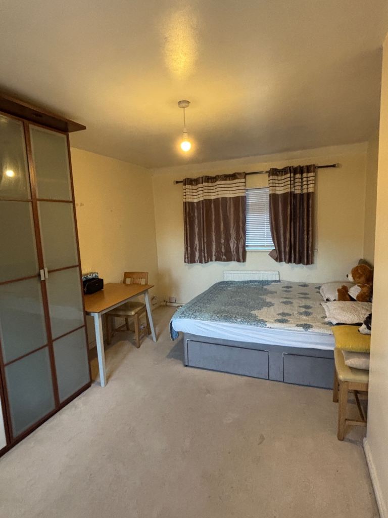 699£ fully furnished double bedroom available 