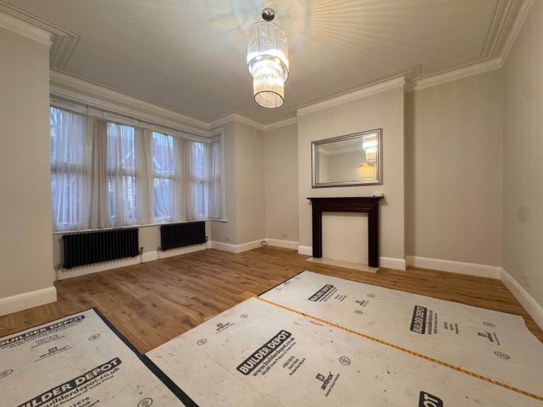 Must See - 2 Bedroom Garden Flat for Rent - Neutral Decor - Bathroom and separate WC - Available Now