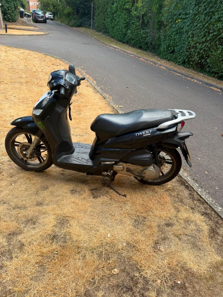 Peugeot tweet 125cc moped  