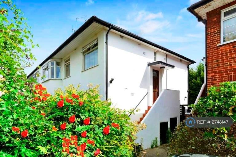 2 bedroom flat in Cavendish Avenue, London, W13 (2 bed) (#2748147)