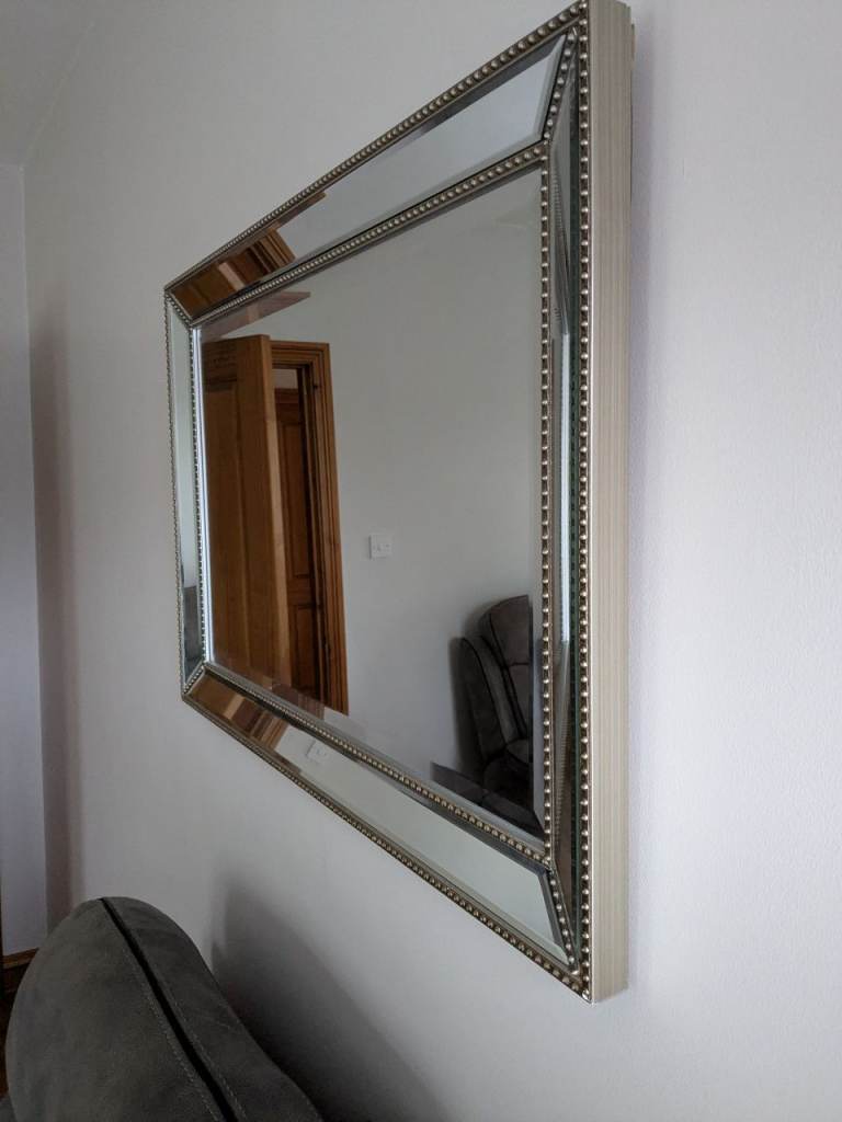 Bevelled mirror 