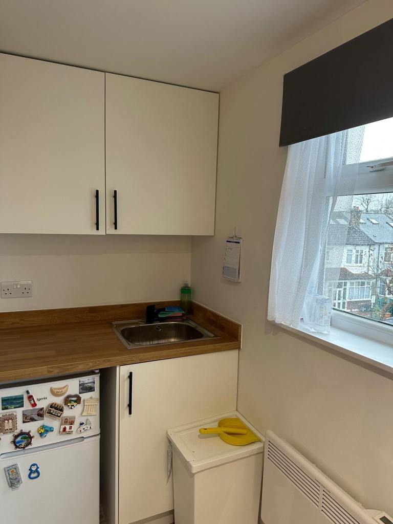 Large modern clean Studio for couples available. 5mins walk to Tooting Bec Tube