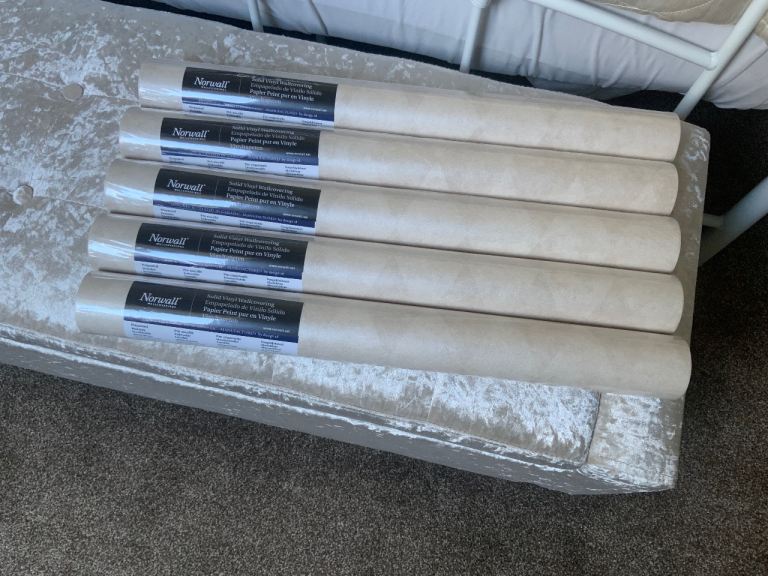 5 roll of wallpaper all same batch no £15 the lot BARGAIN