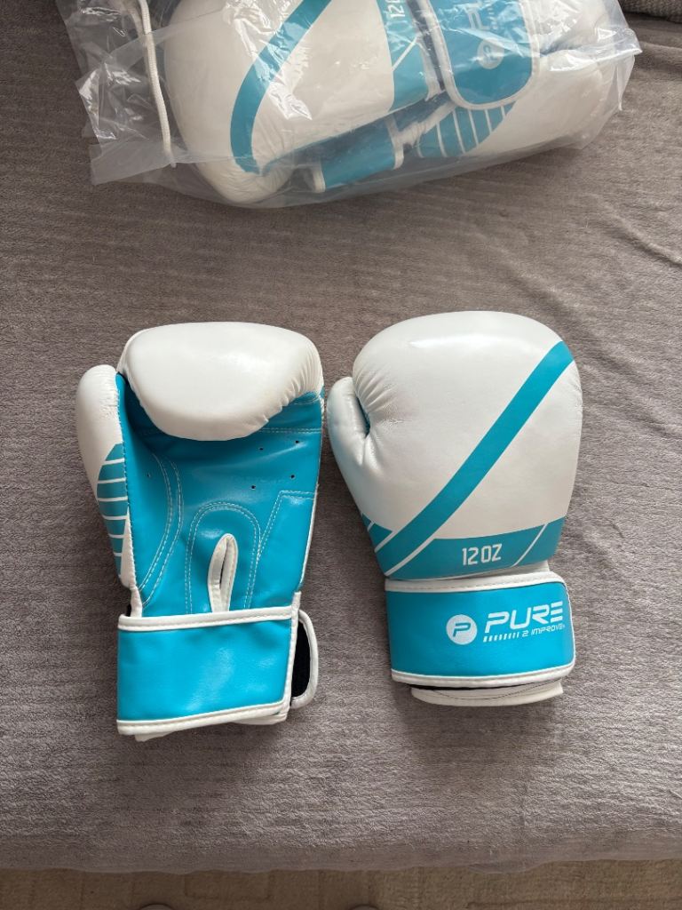 2 pairs of Pure boxing gloves + 2 sparring pads