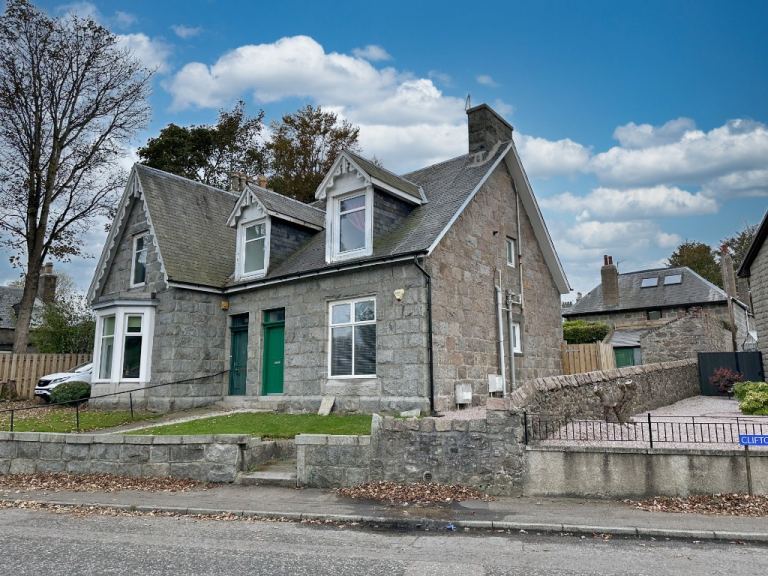 2 bedroom flat in Clifton Road, Hilton, Aberdeen, AB24 4DT