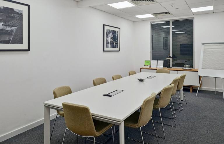 Chippenham - SN14 0GT \ Customisable Large Office for Rent