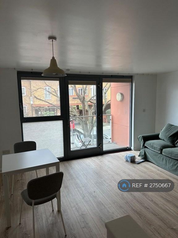 1 bedroom flat in Hampton House, London, SW8 (1 bed) (#2750667)