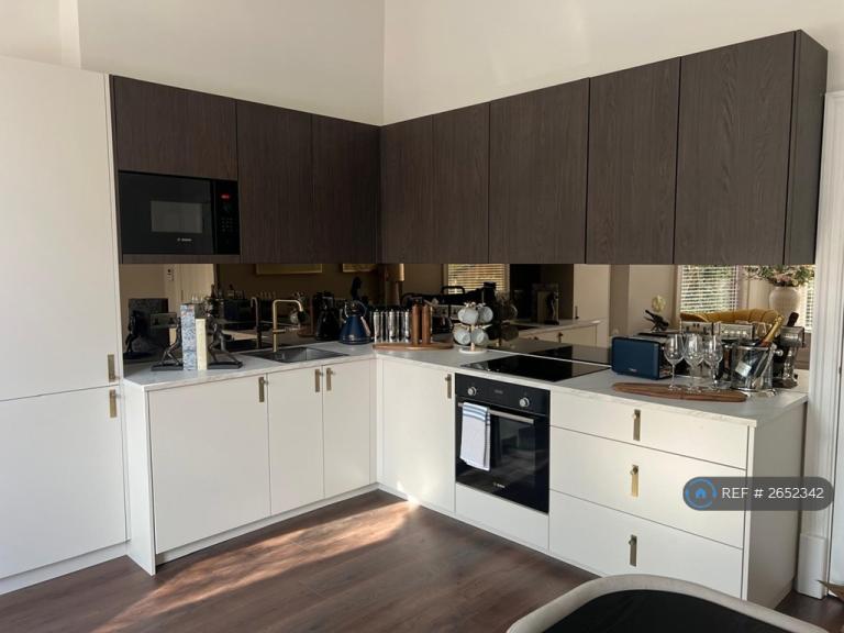 2 bedroom flat in Croxteth Road, Sefton Park, L8 (2 bed) (#2652342)