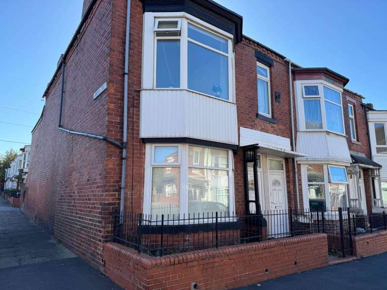 Beautiful 2 Bed Flat Located on Dean Road, South Shields, NE33