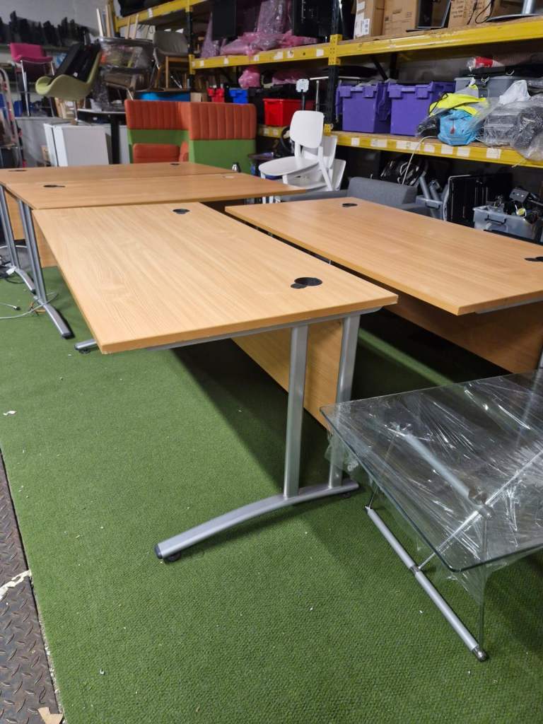 Sturdy commercial office desks 1600 x 800 (50 available)