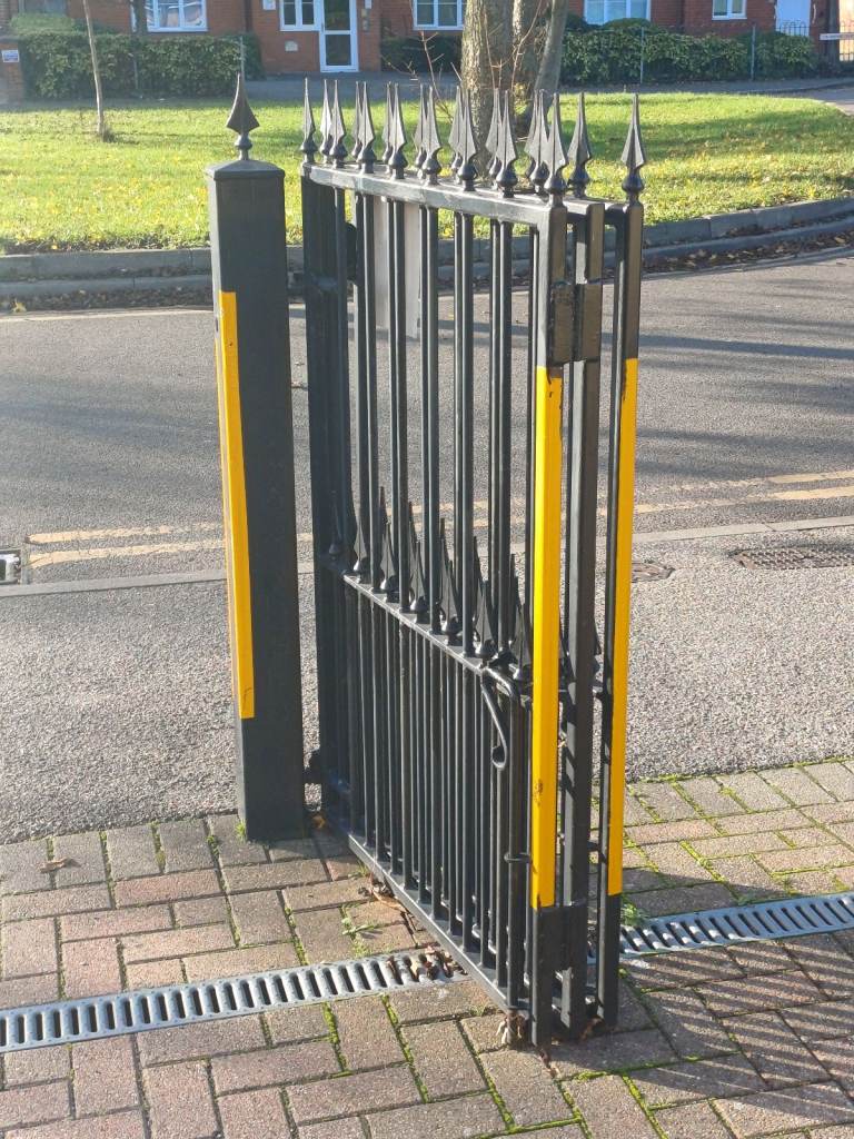 GATE TRIPLE FOLDING FOR FRONT DRIVEWAY