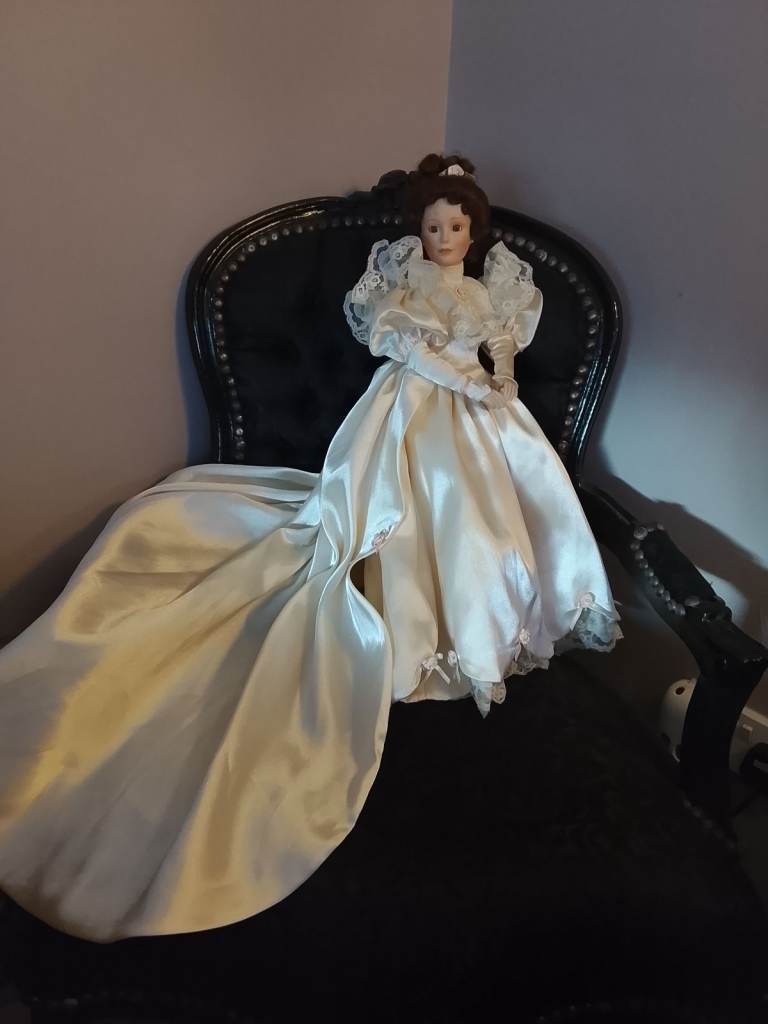 Ashton Drake fine porcelain Vintage signed lady Elizabeth's 1900,s wedding dress 