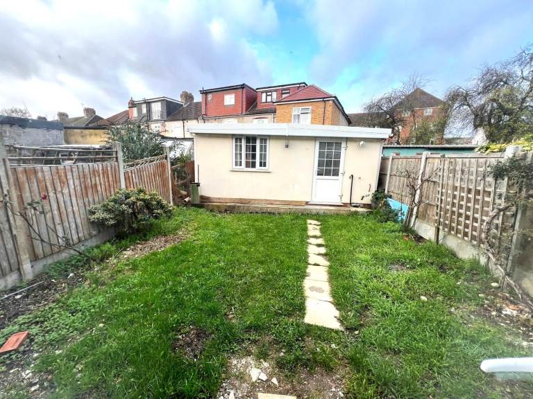 Prime Location Spacious 5/6 Bedrooms Terrace House in Chadwell Heath, Romford Drive way